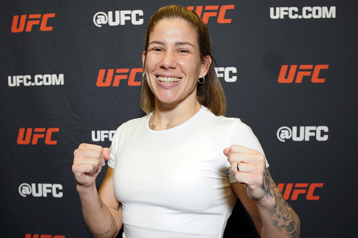 Sorridente, Karol Rosa posa para foto durante o media day do UFC Vegas 108