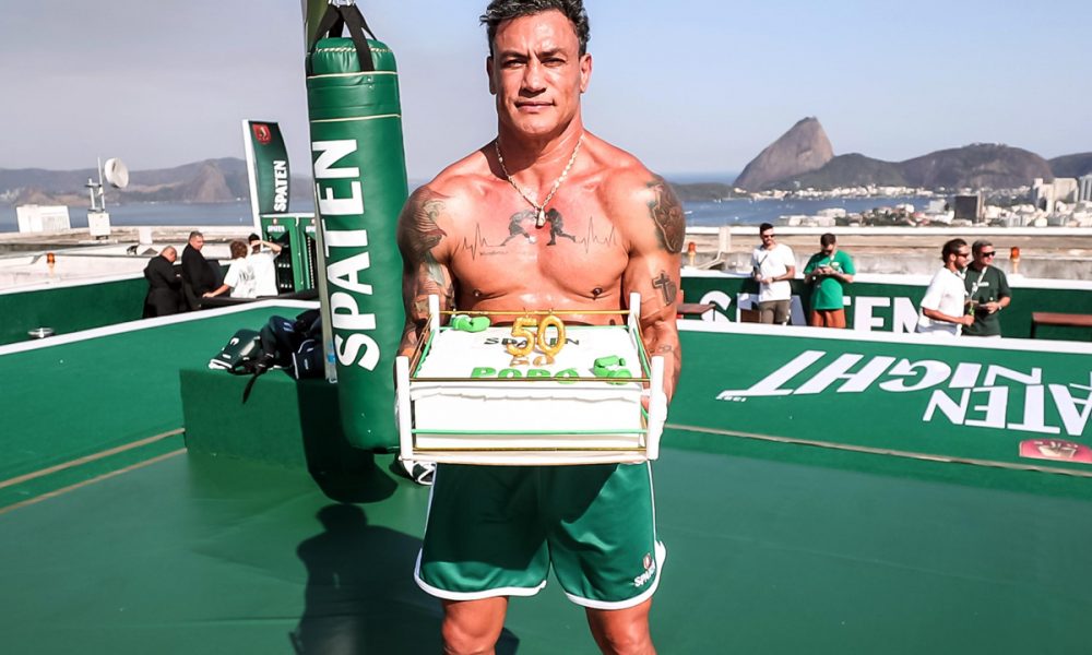 Popó recebe bolo de aniversário no treino aberto do Spaten Fight Night 2
