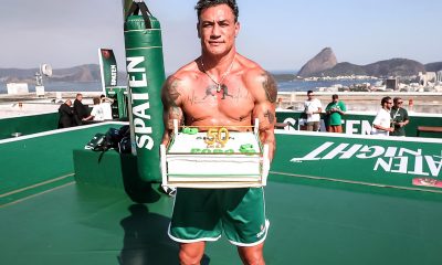 Popó recebe bolo de aniversário no treino aberto do Spaten Fight Night 2