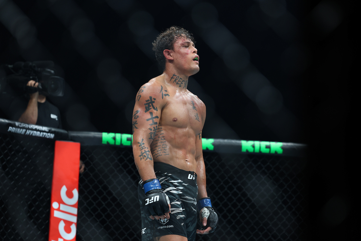 Caio Borralho durante luta contra Imavov no UFC Paris