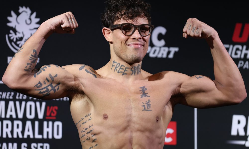 Caio Borralho passa pela balança do UFC Paris