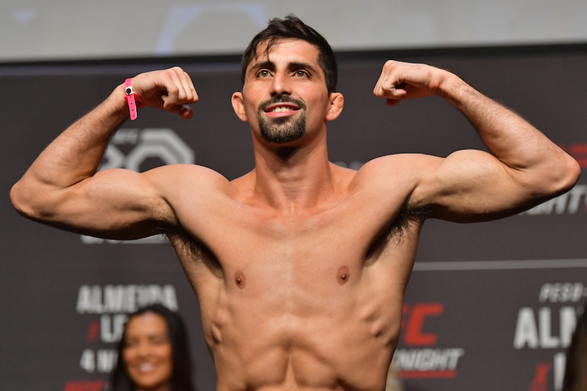 Kauê Fernandes passa pela balança na pesagem cerimonial do UFC São Paulo. em 2023