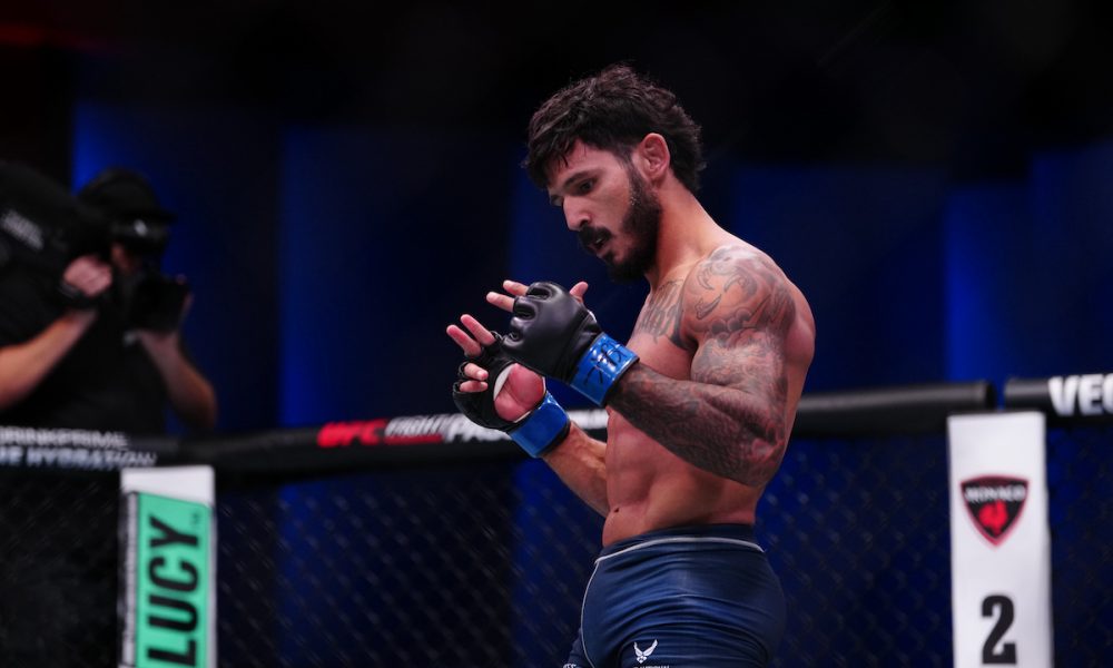 Lerryan Douglas comemora vitória no Contender Series
