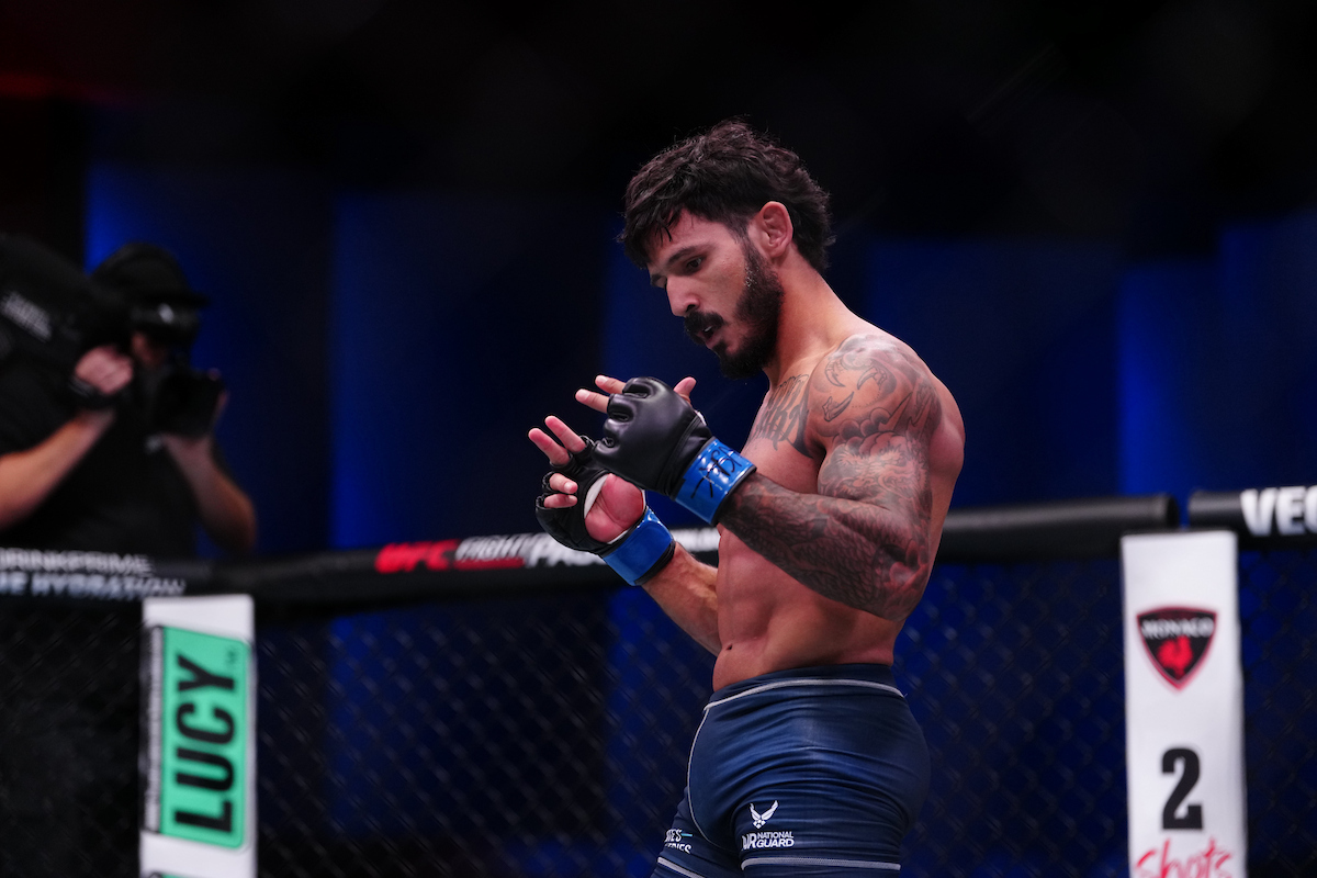 Lerryan Douglas comemora vitória no Contender Series