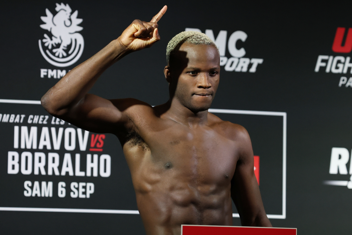Losene Keita passa pela balança do UFC Paris