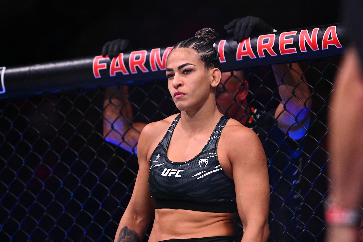 Bia Mesquita no cage do UFC Rio