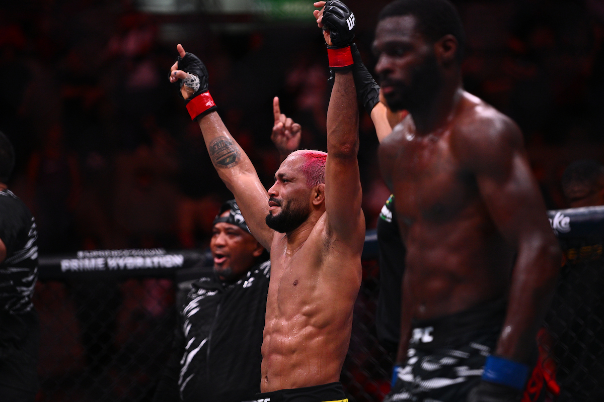 Deiveson Figueiredo tendo o braço erguido após vitória sobre Montel Jackson