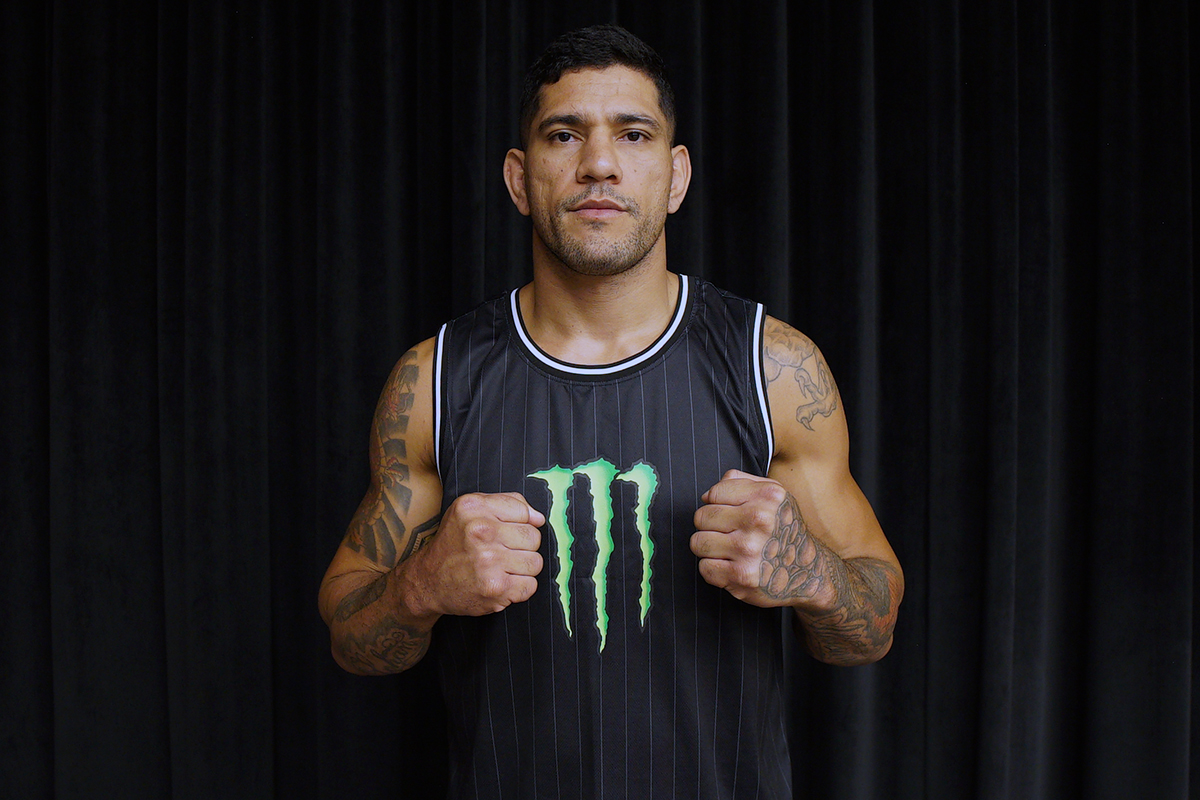De punhos cerrados, Alex Poatan posa para foto durante o media day do UFC 320