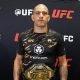 Alex Poatan posa com o cinturão do UFC após sua luta com Ankalaev