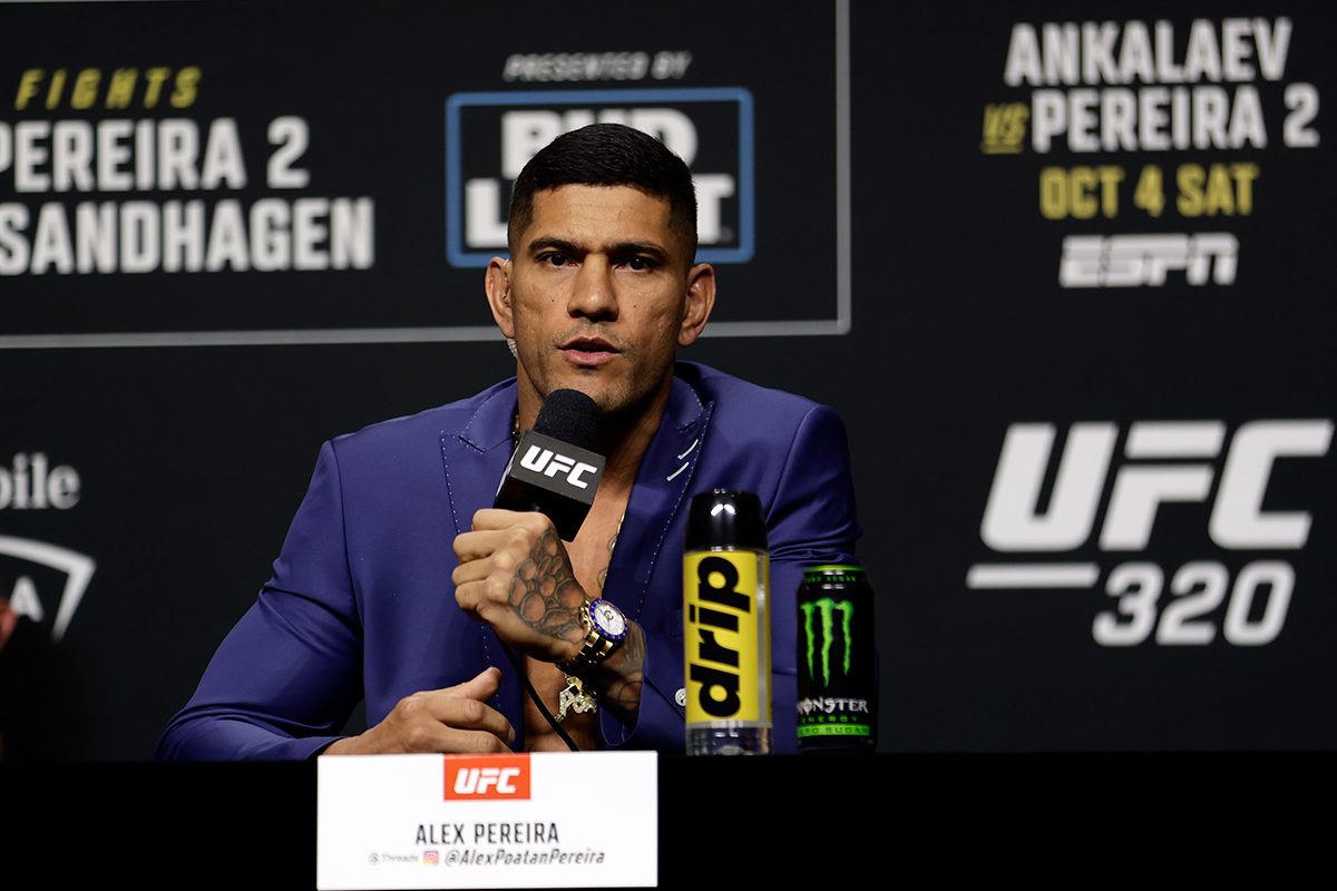 Alex Pereira responde jornalista durante coletiva de imprensa do UFC 320 em Las Vegas (EUA)
