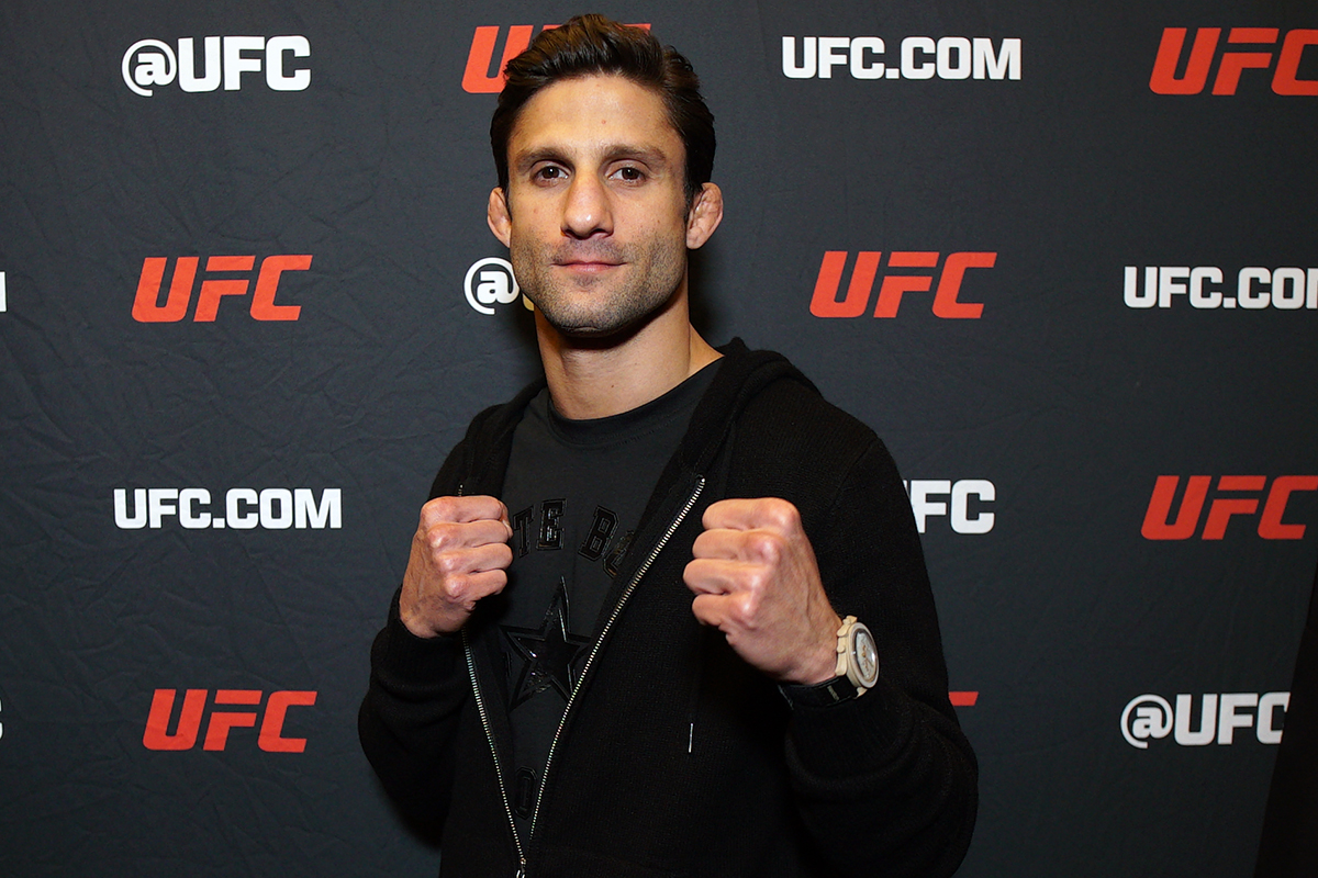 Allan Puro Osso Nascimento posa para foto antes do UFC Vegas 110