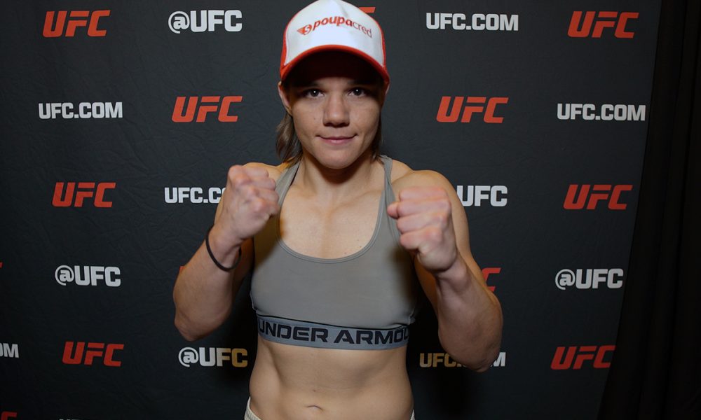 Ariane Sorriso posa para foto antes do UFC Vegas 110