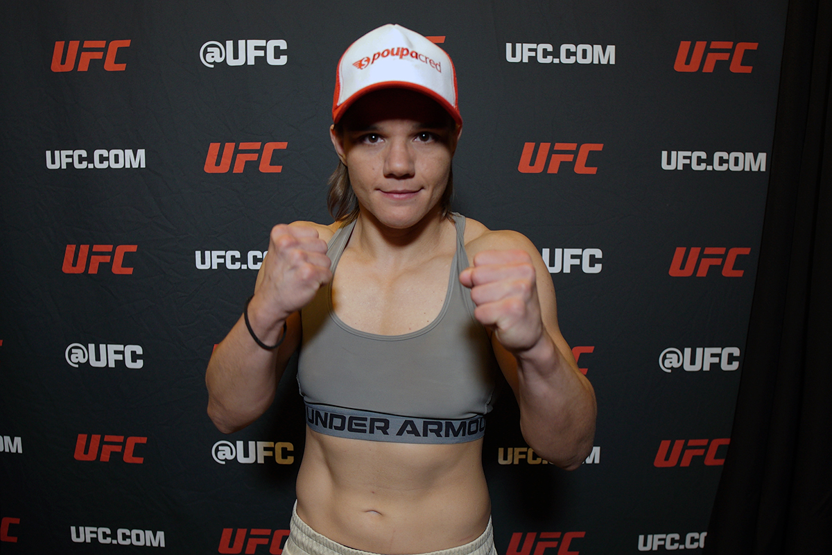 Ariane Sorriso posa para foto antes do UFC Vegas 110
