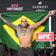 Charles do Bronx com a bandeira do Brasil na pesagem cerimonial para o UFC Rio