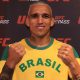De punho cerrado, Do Bronx posa para foto no media day do UFC Rio