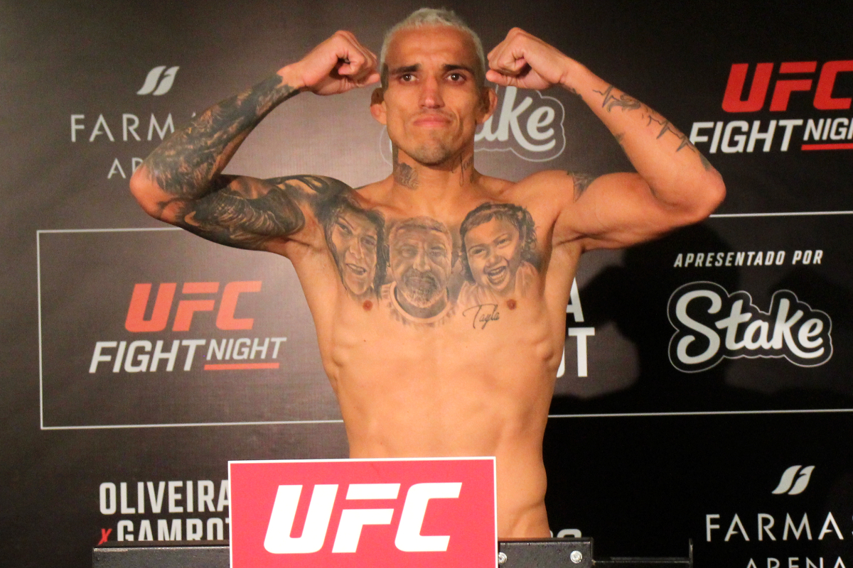 Charles Do Bronx passa pela balança do UFC Rio
