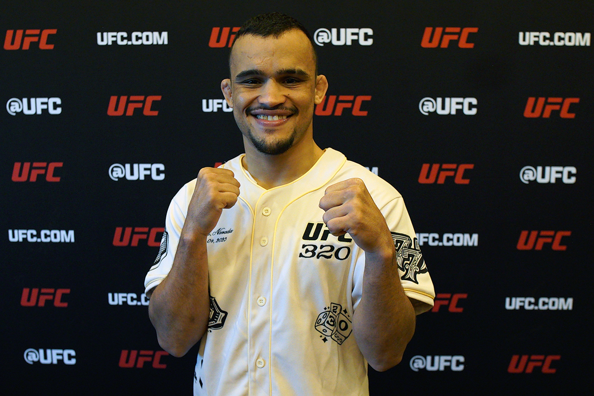 De punhos cerrados, Daniel Willycat posa para foto durante o media day do UFC 320