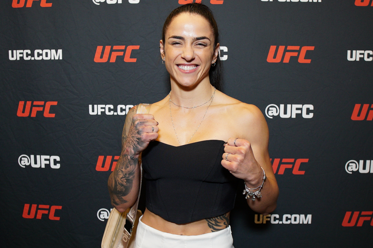 Sorridente, Norma Dumont posa para foto antes do UFC Vegas 110