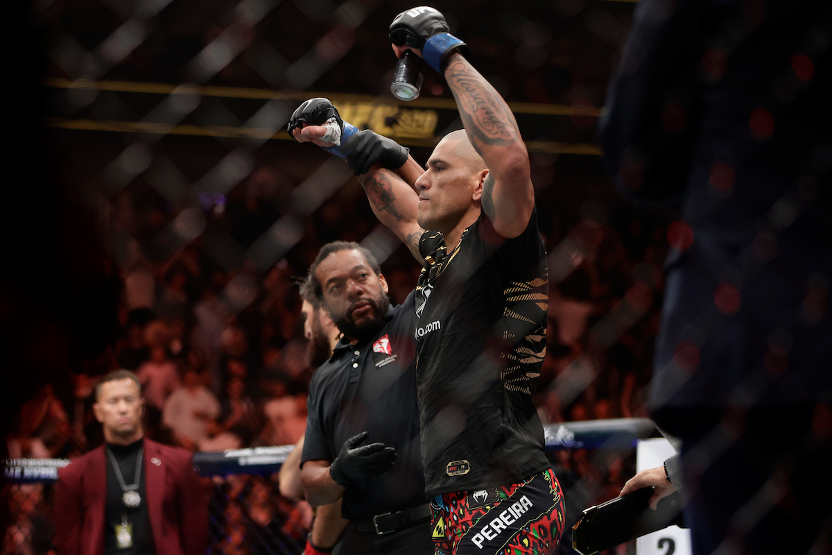 Alex Poatan tem o braço erguido diante de Ankalaev no UFC 320