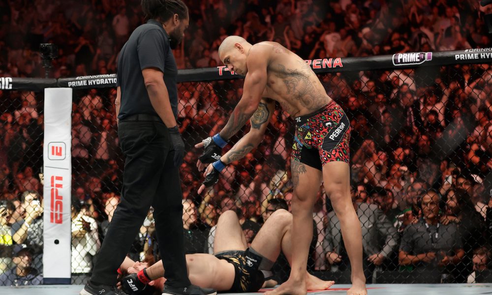 Alex Poatan tira sarro de Ankalaev após vencê-lo no UFC 320