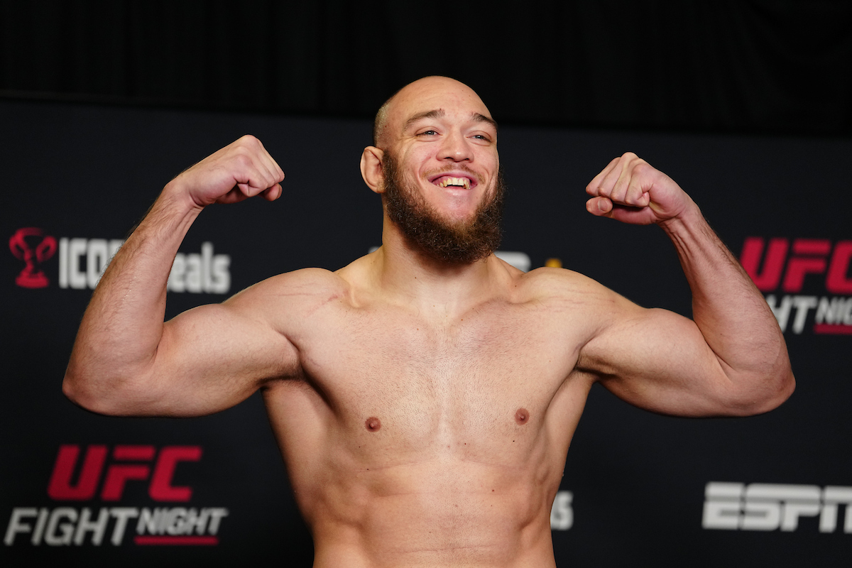 Valter Walker sorri em pesagem do UFC