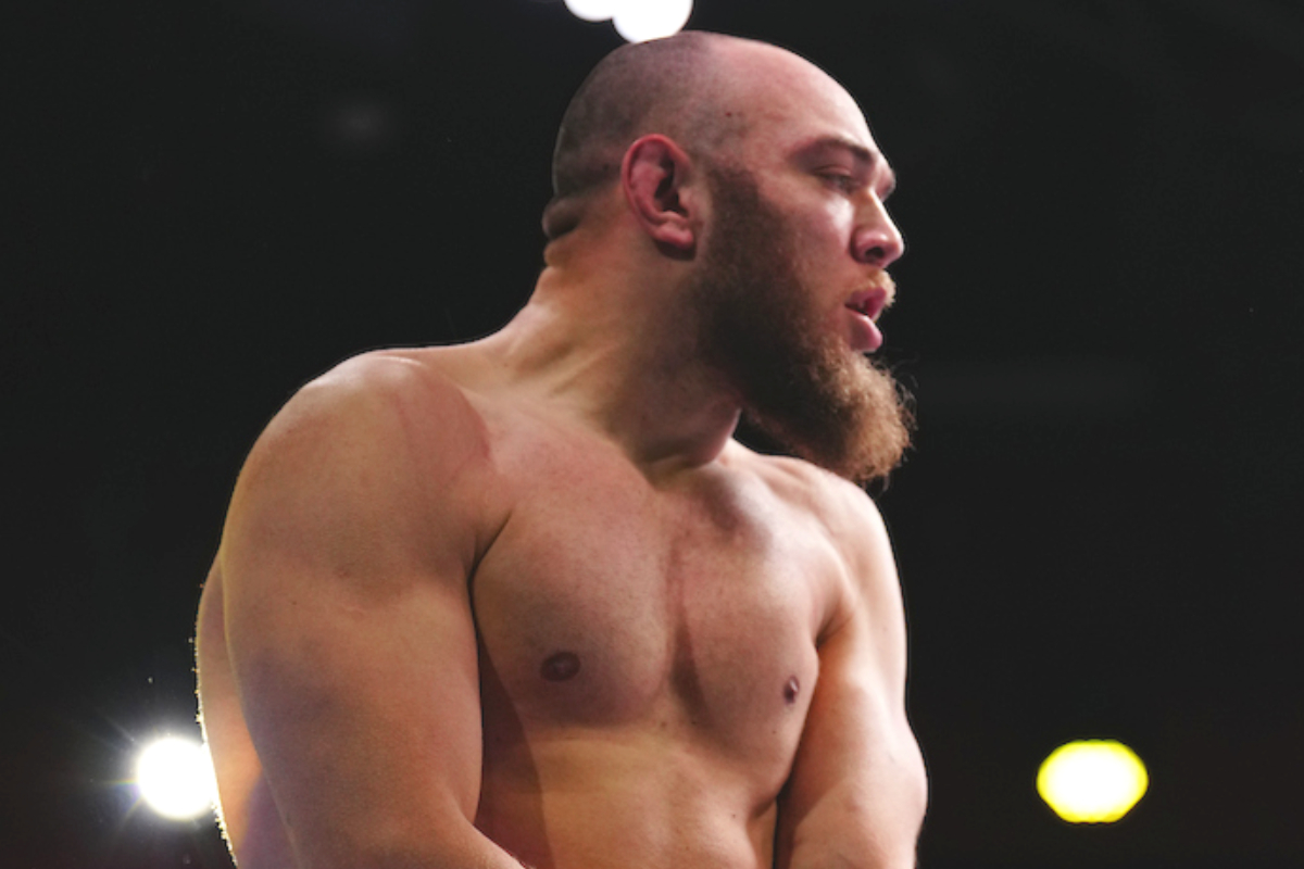 Valter Walker celebra vitória no UFC