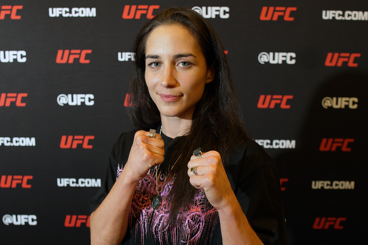De punhos cerrados, Veronica Hardy posa para foto durante o media day do UFC 320