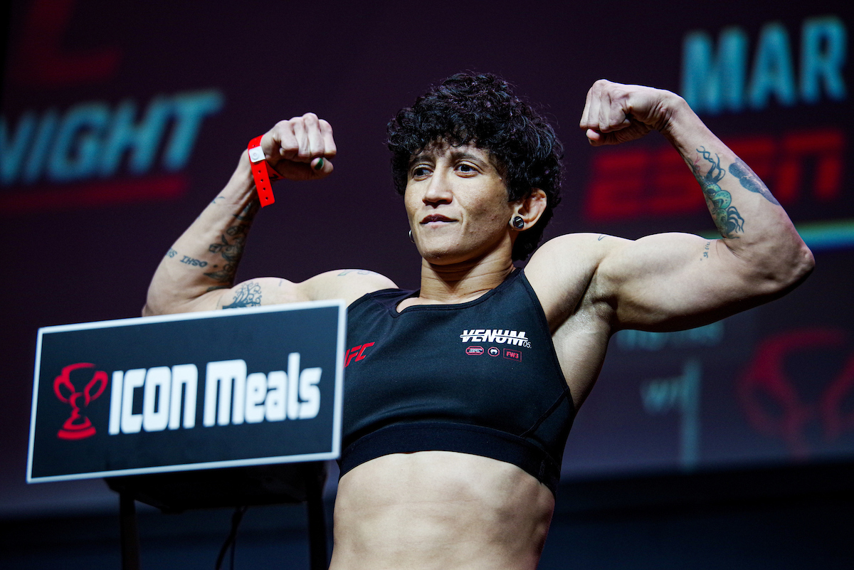 Virna Jandiroba passa pela balança do UFC