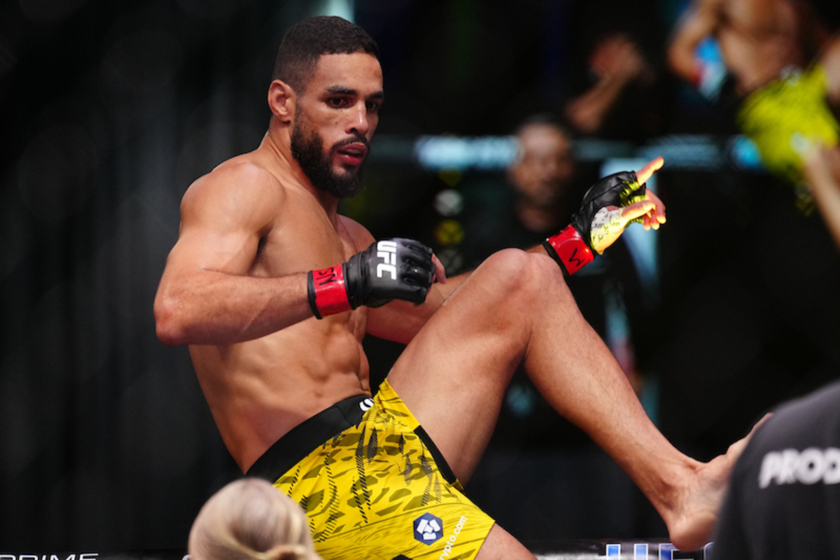 Gabriel Marretinha comemora a vitória no UFC Vegas 111