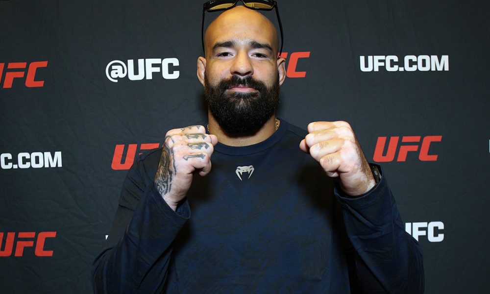 Max Gimenis posando para foto no Media Day do UFC Vegas 111