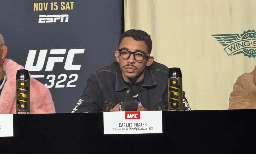 Carlos Prates durante a coletiva de imprensa do UFC 322