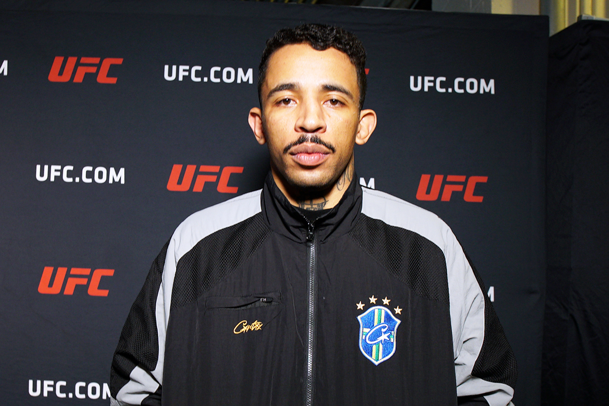 Carlos Prates posa para foto após vencer no UFC 322