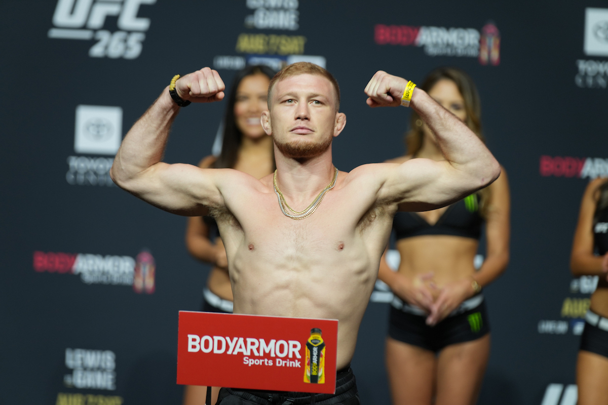 Case Kenney passa pela balança do UFC 265