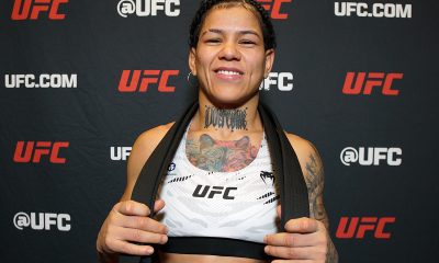 Denise Gomes posa com a faixa-preta de jiu-jitsu após o UFC Vegas 111