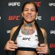 Denise Gomes posa com a faixa-preta de jiu-jitsu após o UFC Vegas 111