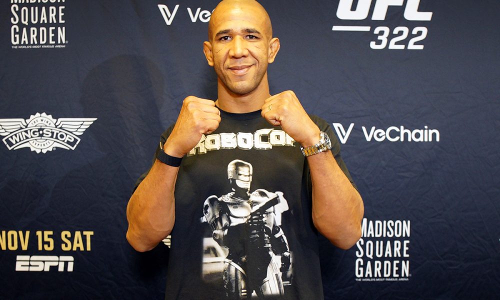 Sorridente e com camisa personalizada, Gregory 'Robocop' posa para foto no 'media day' do UFC 322