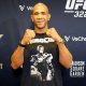 Sorridente e com camisa personalizada, Gregory 'Robocop' posa para foto no 'media day' do UFC 322