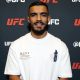 Sorridente, Ismael Bonfim posa para foto no media day do UFC Vegas 111
