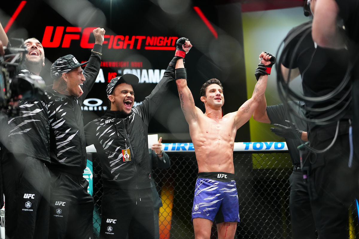 Allan Puro Osso Nascimento celebrando a vitória no UFC Vegas 110