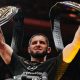Islam Makhachev posa com dois cinturões no UFC 322