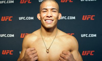 Sorridente, Matheus Camilo posa para foto após vitória no UFC 322