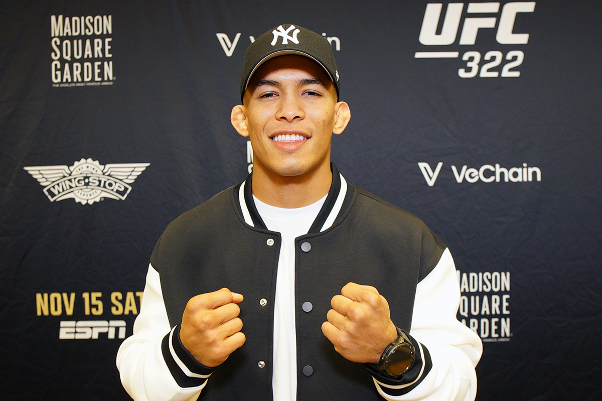 Matheus Camilo posando para foto durante o Media Day do UFC 322