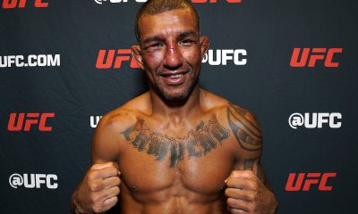 Raoni Barcelos sorri para foto após vitória no UFC Vegas 111