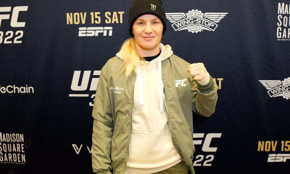 De gorro preto, Valentina Shevchenko posa para foto no media day do UFC 322