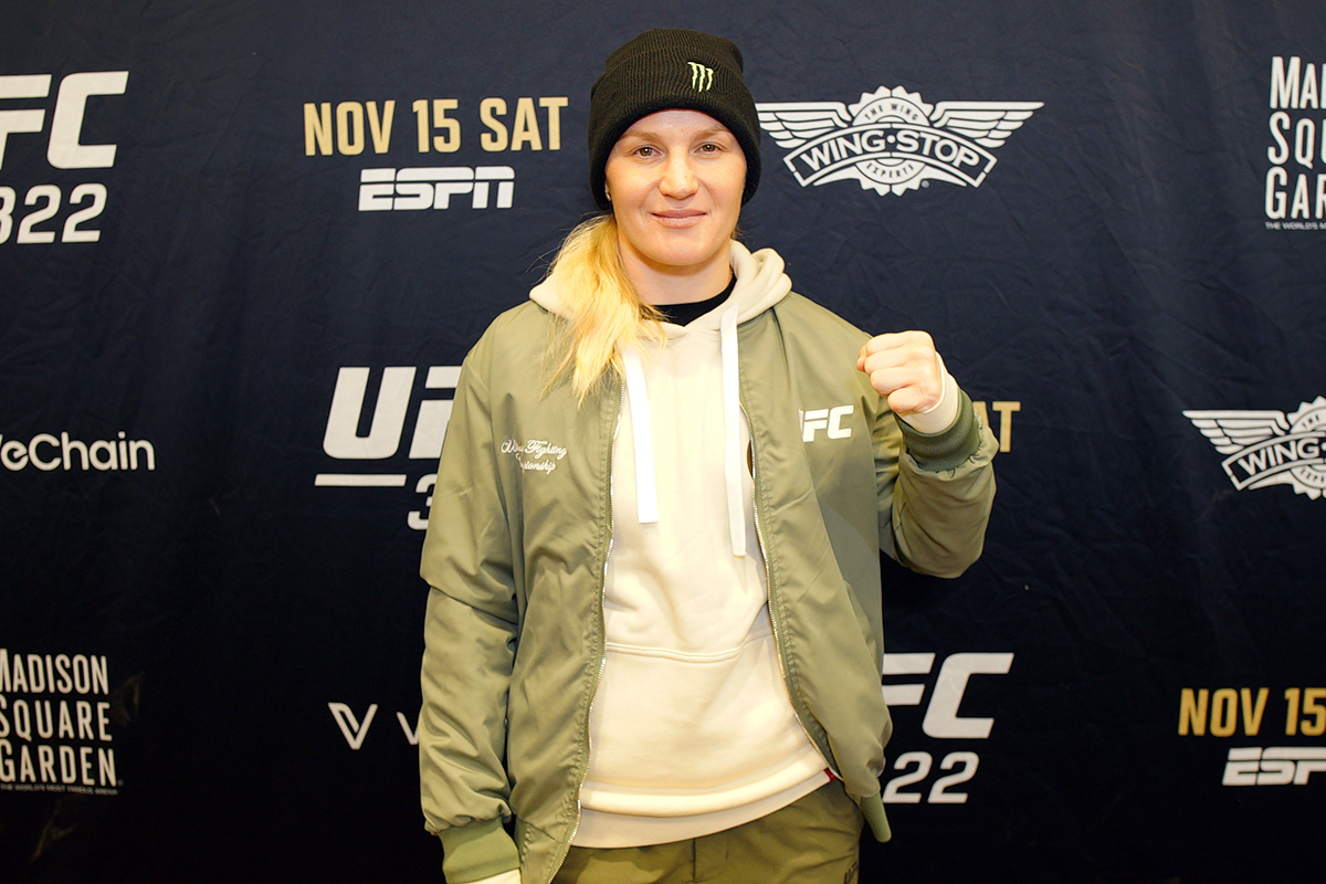 De gorro preto, Valentina Shevchenko posa para foto no media day do UFC 322