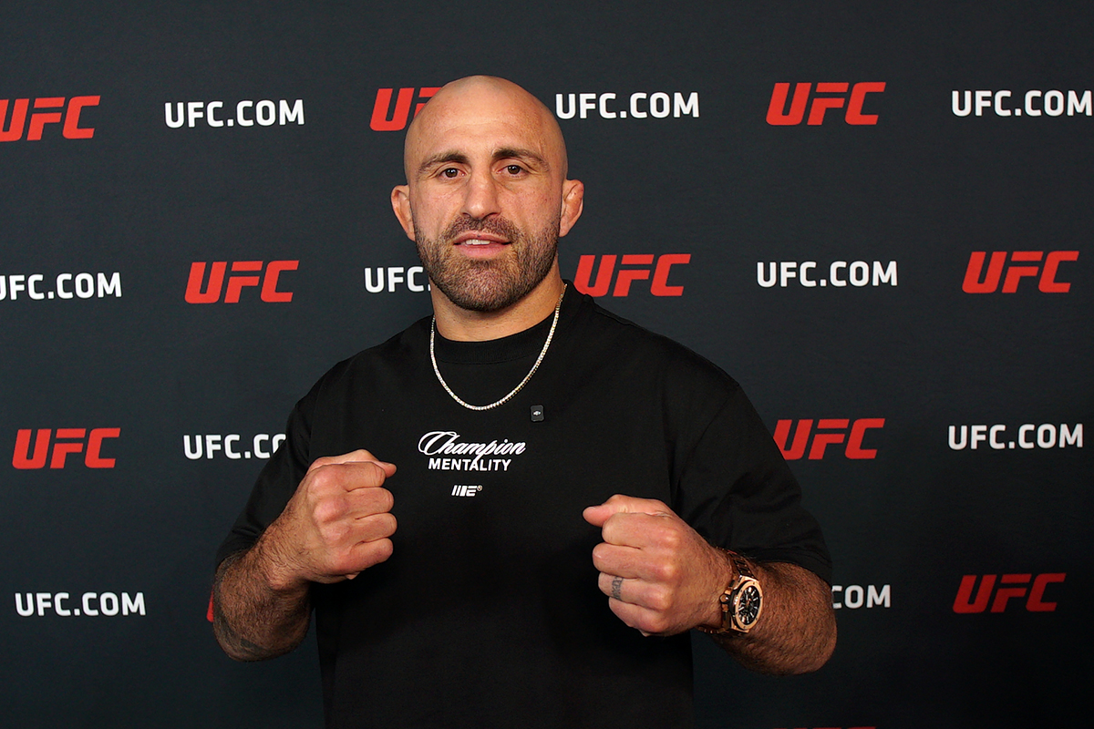 Alexander Volkanovski posando para foto