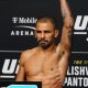 Alexandre Pantoja na balança durante a pesagem oficial do UFC 323