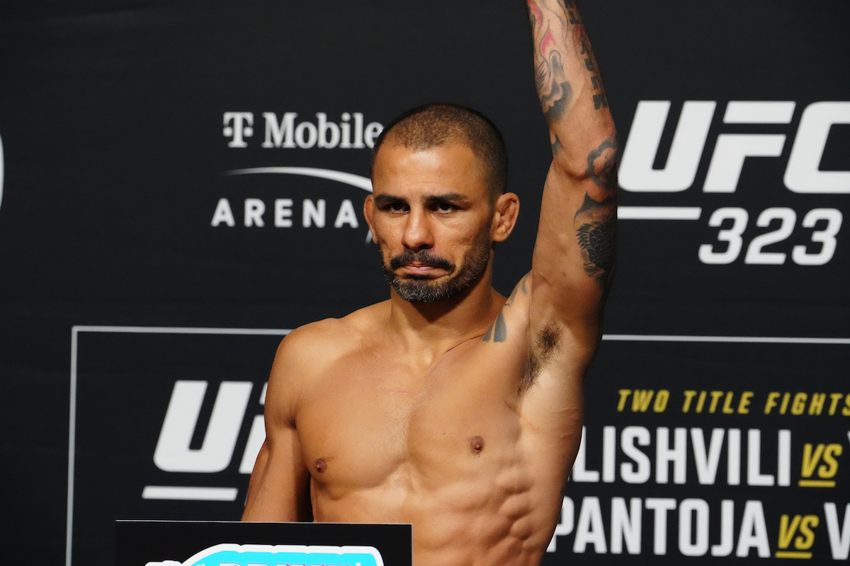 Alexandre Pantoja na balança durante a pesagem oficial do UFC 323