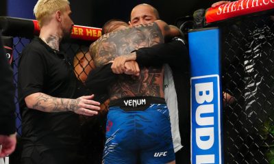 Carlos Prates abraça Cristian Nogueira após uma de suas vitórias no UFC