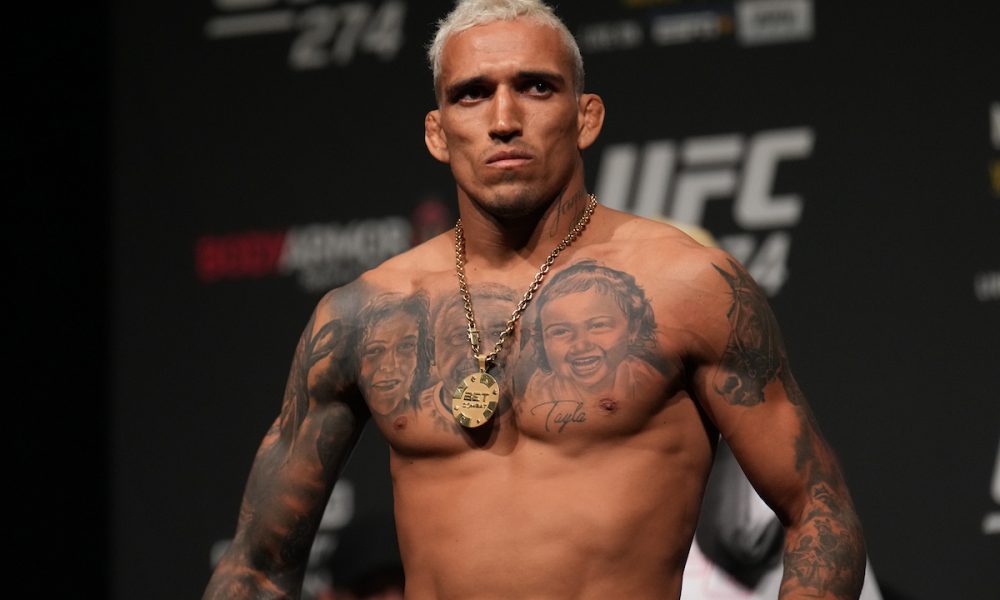 Charles do Bronx simula trocação característica de Max Holloway; veja